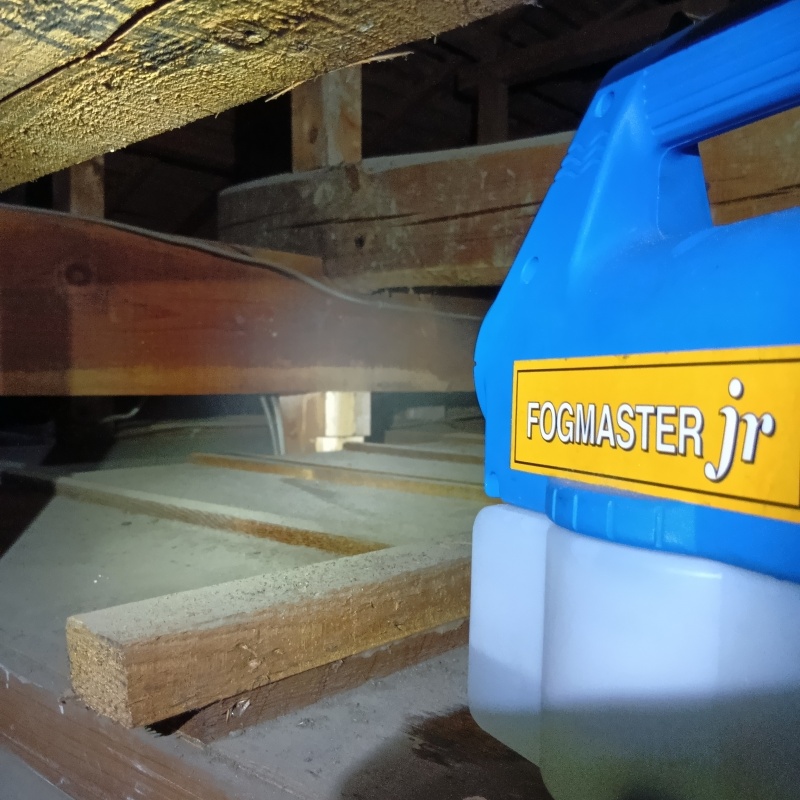 噴霧器で薬剤を散布