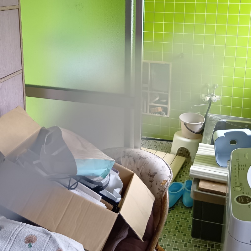 浴室に忌避スプレーを散布