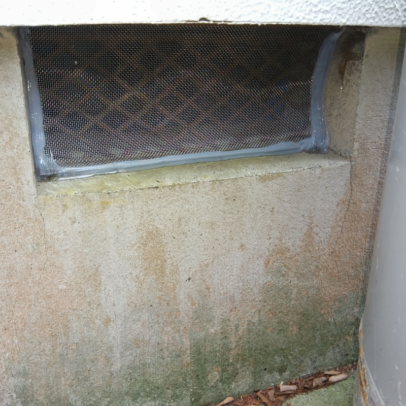 床下換気口のすき間を封鎖