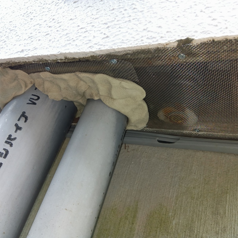 配管が通る開口部をネットで封鎖