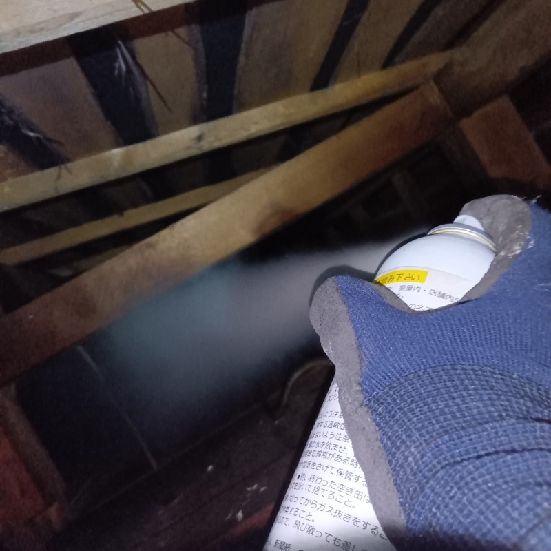 忌避スプレーを散布