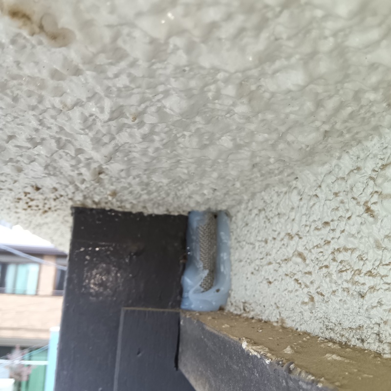 外壁と天井の間のすき間を封鎖