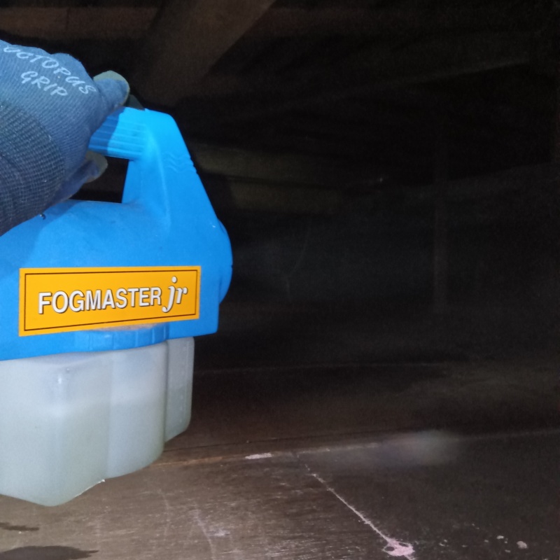 噴霧器で薬剤を散布