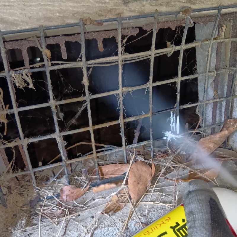 床下換気口から忌避スプレーを散布