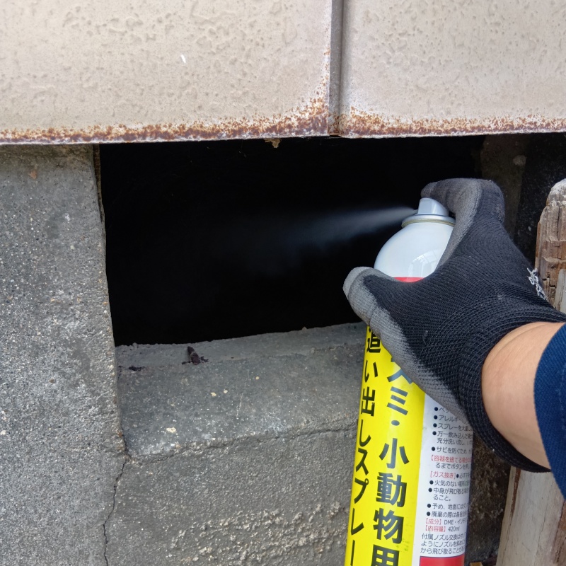 床下換気口から忌避スプレーを散布
