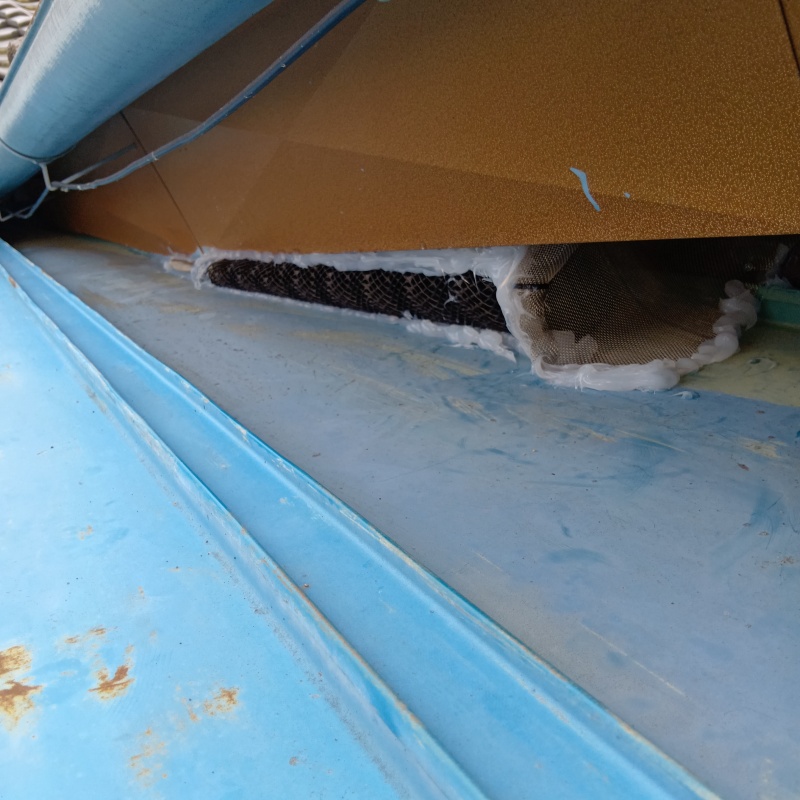 屋根のすき間を封鎖