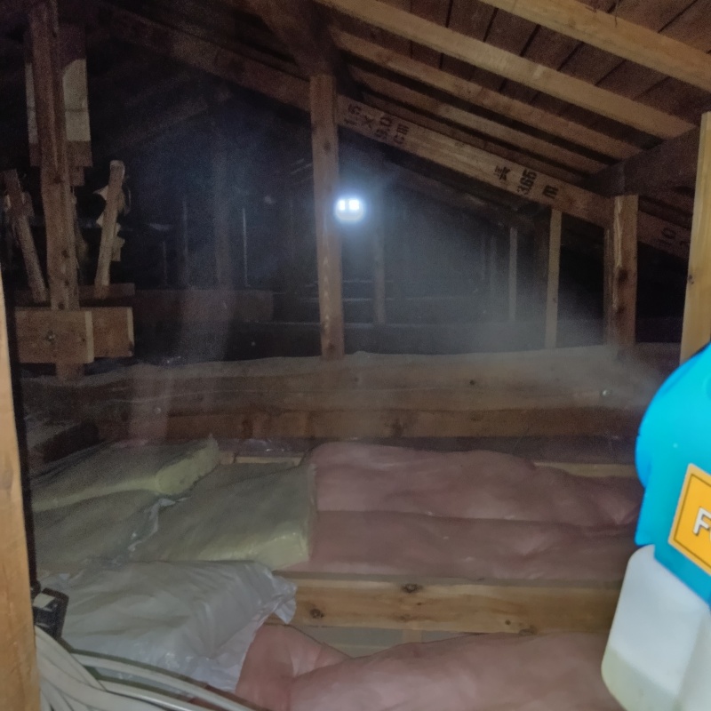 屋根裏に噴霧器で薬剤を散布