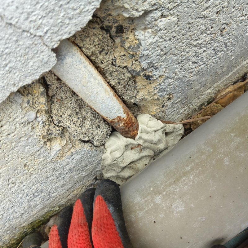 外壁の亀裂をパテで封鎖