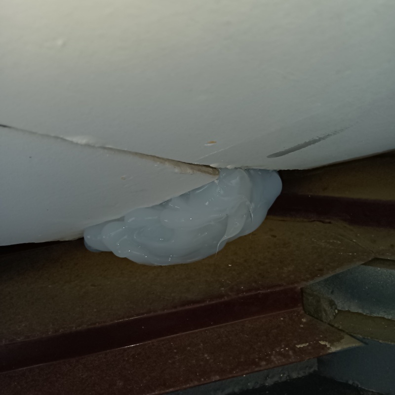 天井のすき間をパテで封鎖