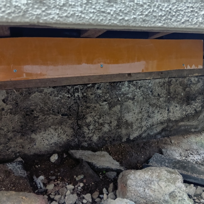 床下の開口部を板で封鎖