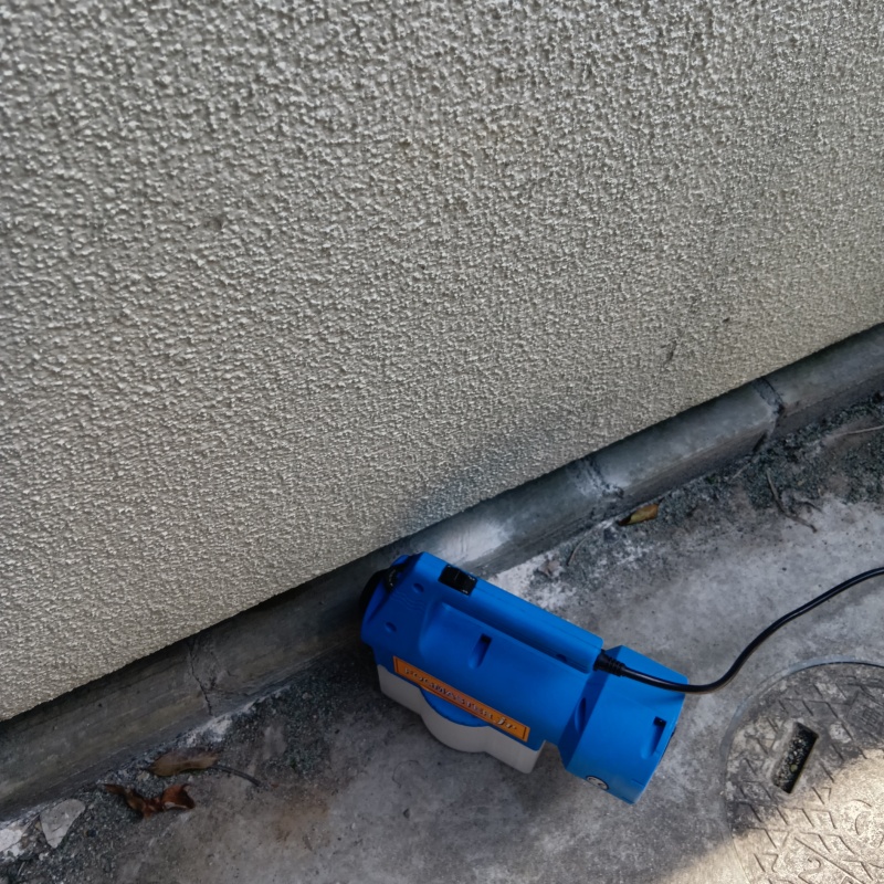 基礎部分のすき間から噴霧器で薬剤を散布