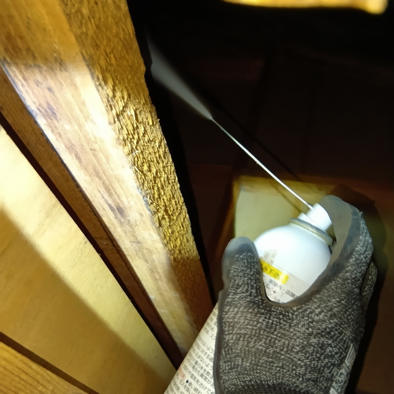 すき間に忌避スプレーを散布