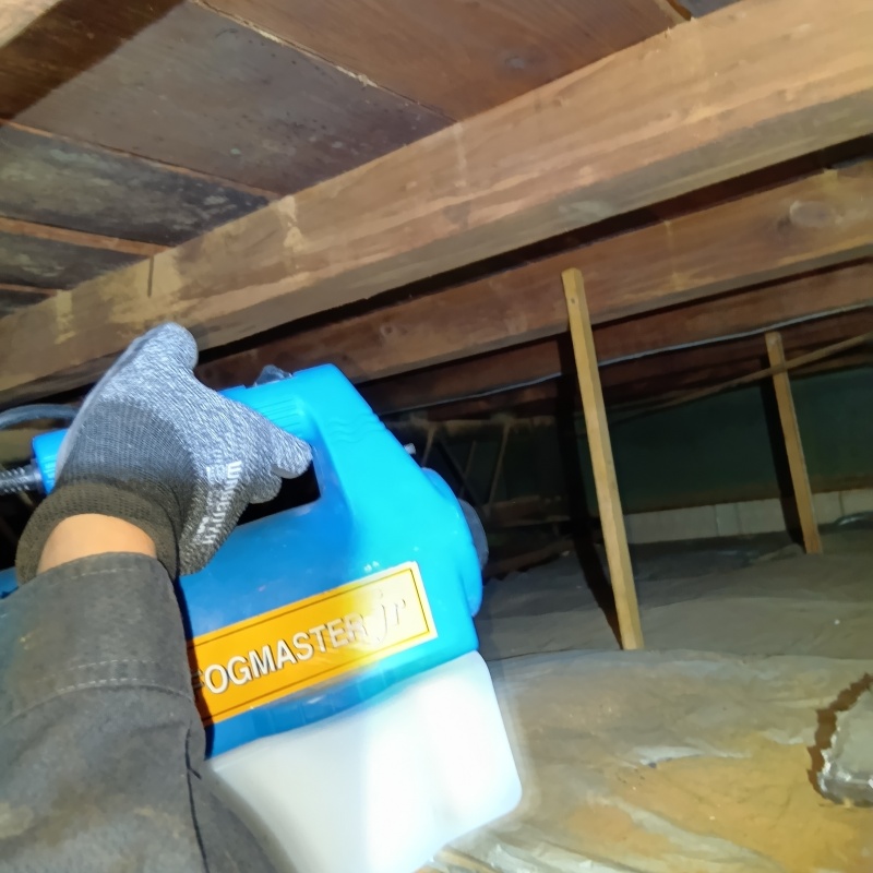 屋根裏に噴霧器で薬剤を散布