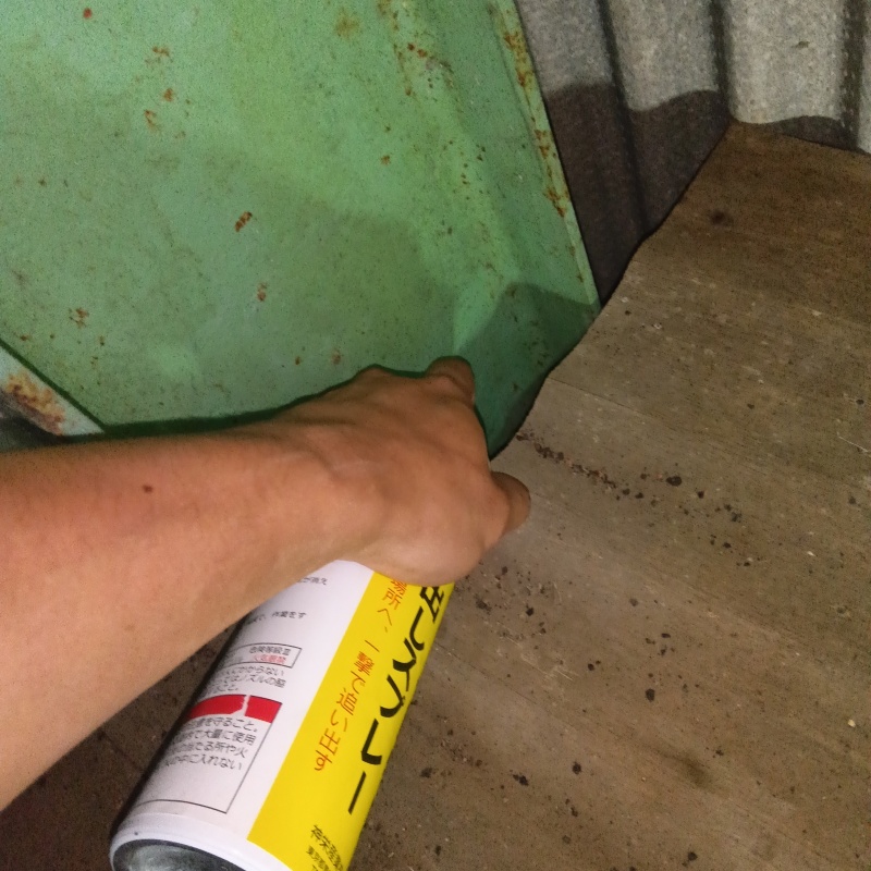 すき間に忌避スプレーを散布