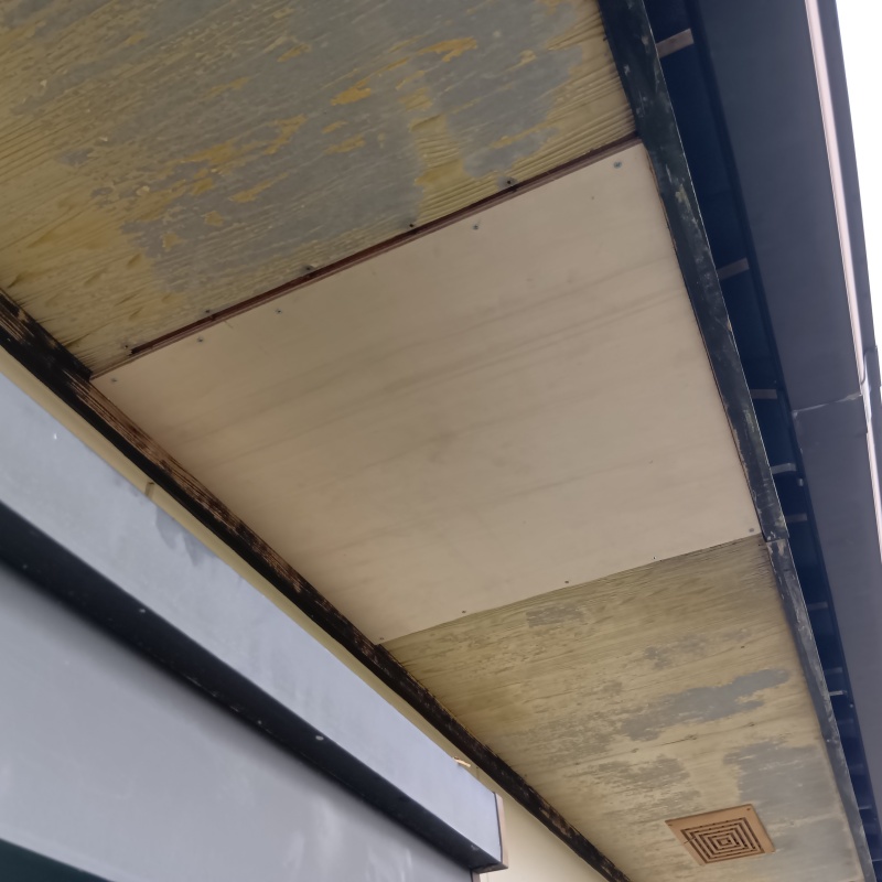 軒天に開いた穴を板で封鎖