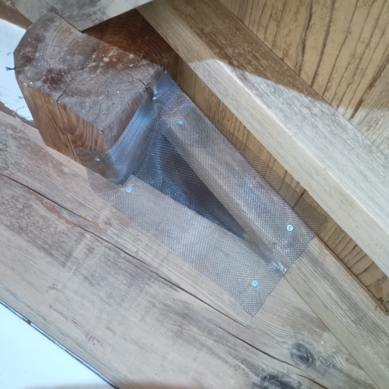 屋根のすき間をネットで封鎖