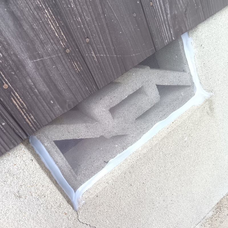 基礎部分のすき間をネットで封鎖