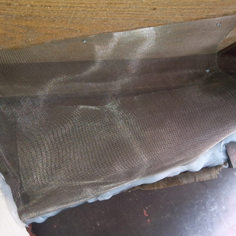 開口部を金網で封鎖