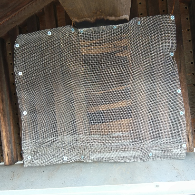 ハクビシンが突き破った箇所を金網で封鎖