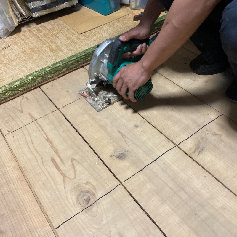 畳下の床板を切り抜く様子