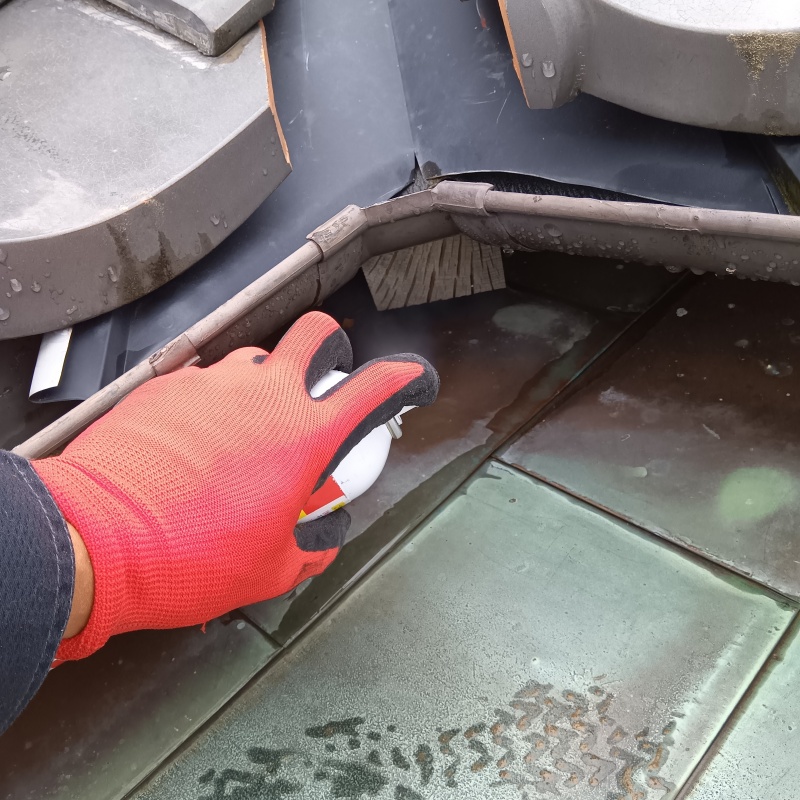 屋根のすき間から忌避スプレーを散布