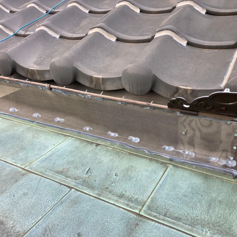 屋根のすき間を封鎖