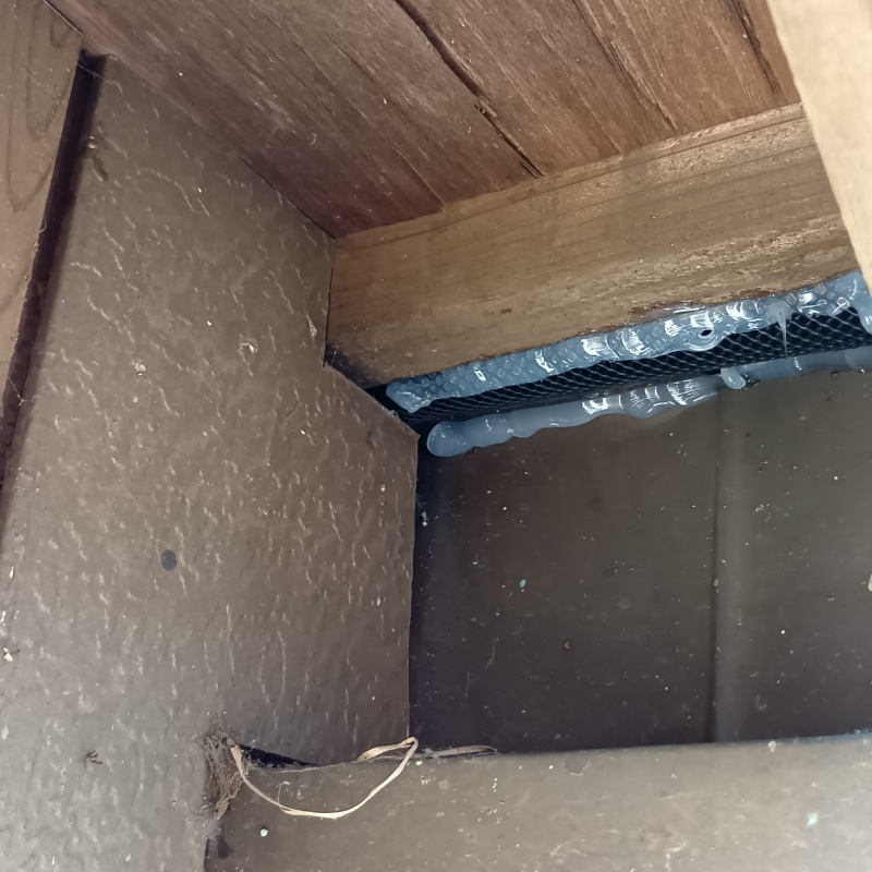 天井のすき間を封鎖