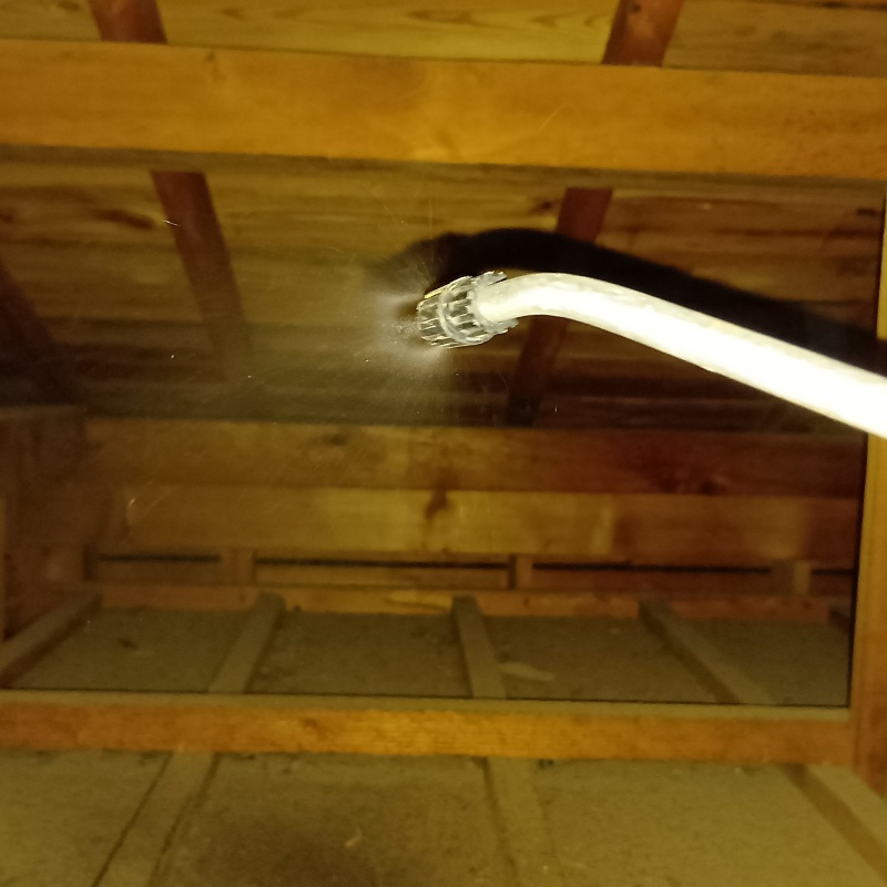 屋根裏に除菌剤を散布