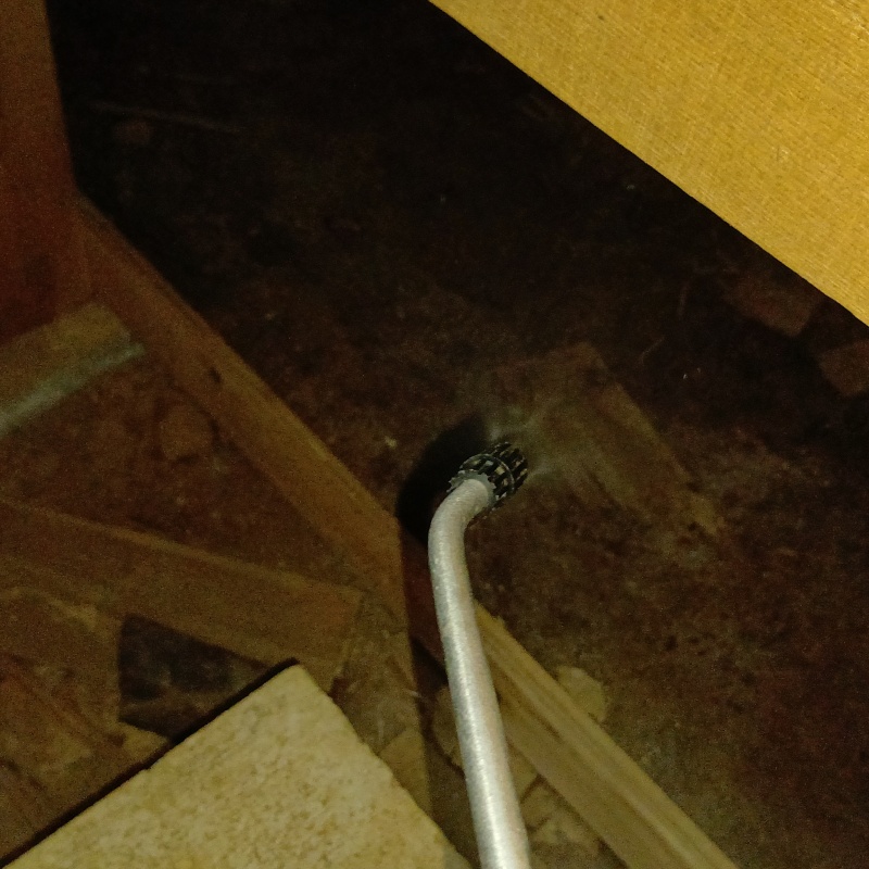 床下に除菌剤を散布