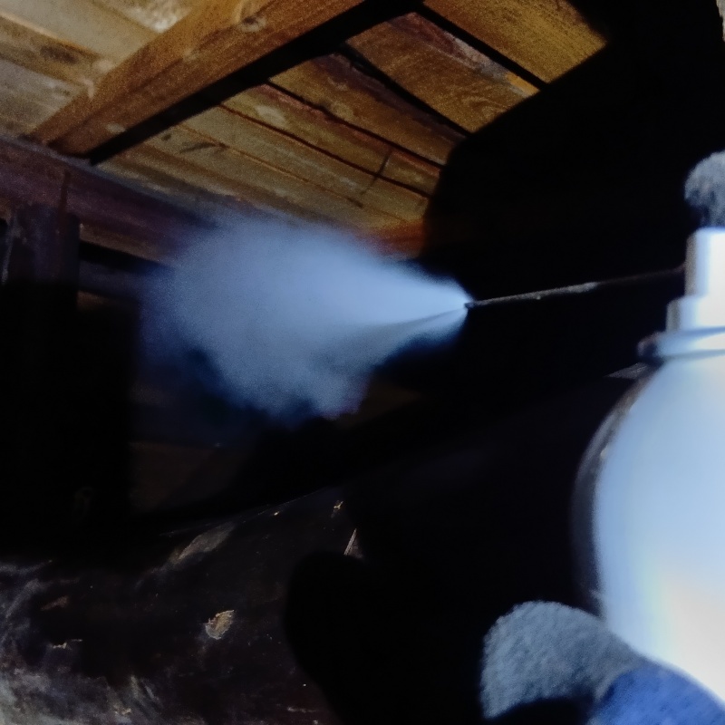 屋根裏に忌避スプレーを散布