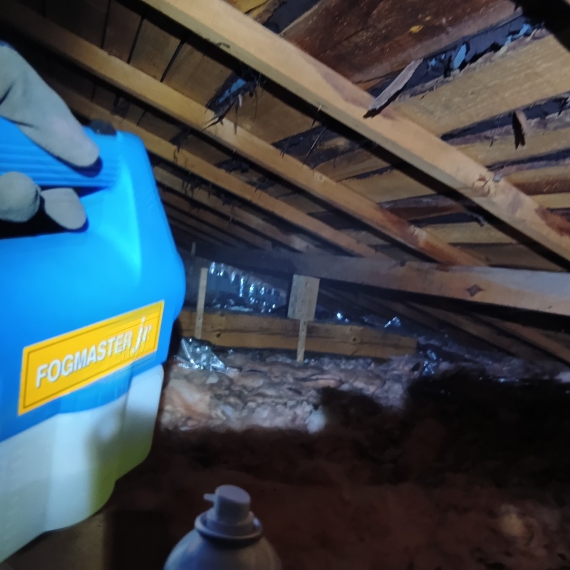 噴霧器で薬剤を散布