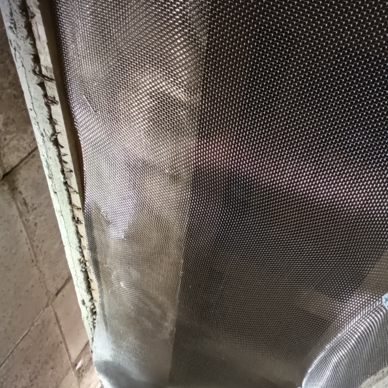 大きな開口部を金網で封鎖