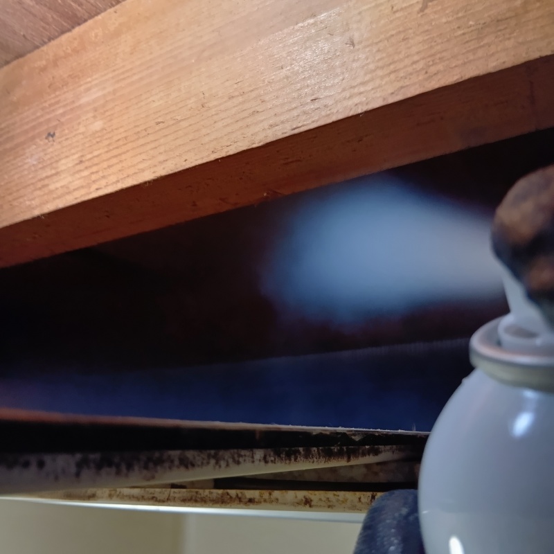 すき間に忌避スプレーを散布