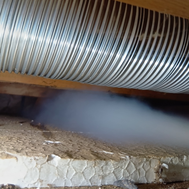 すき間に忌避スプレーを散布