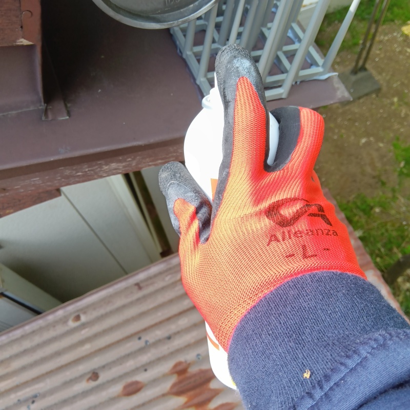 忌避スプレーを散布