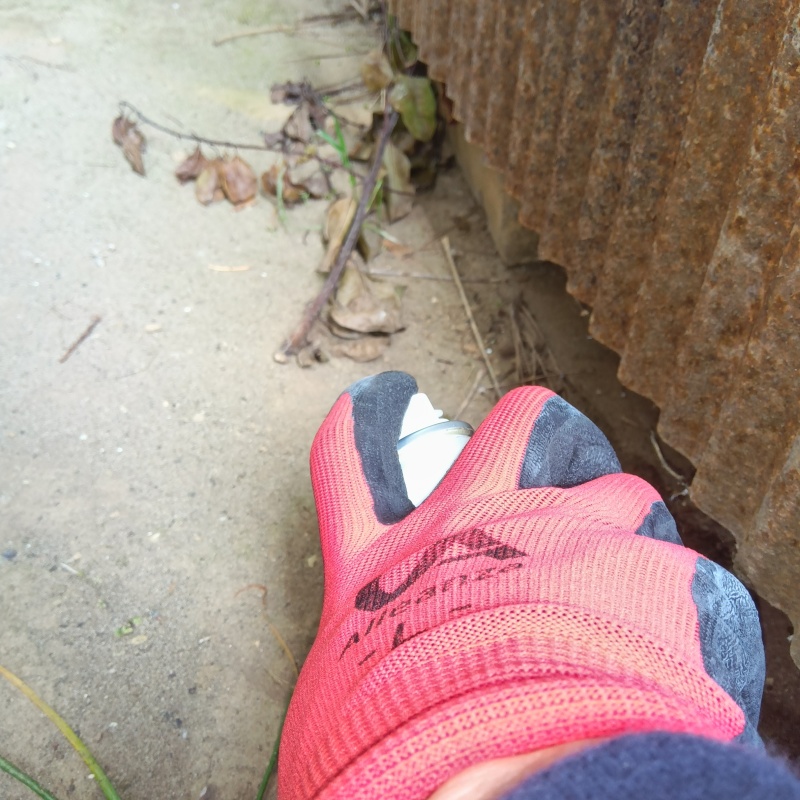 外壁の下のすき間から忌避スプレーを散布