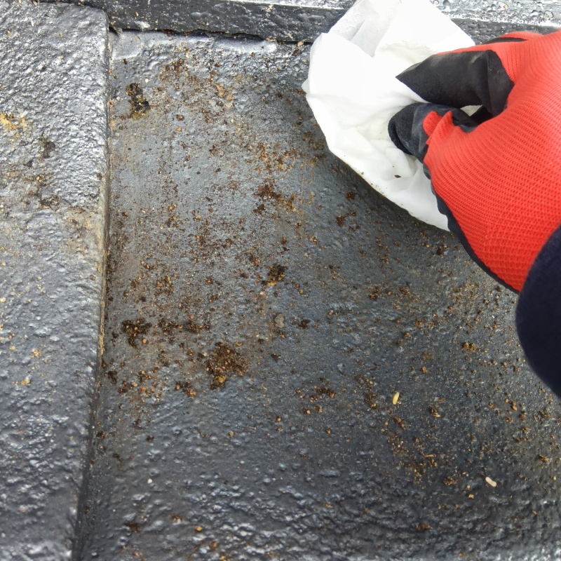 フンを清掃する様子