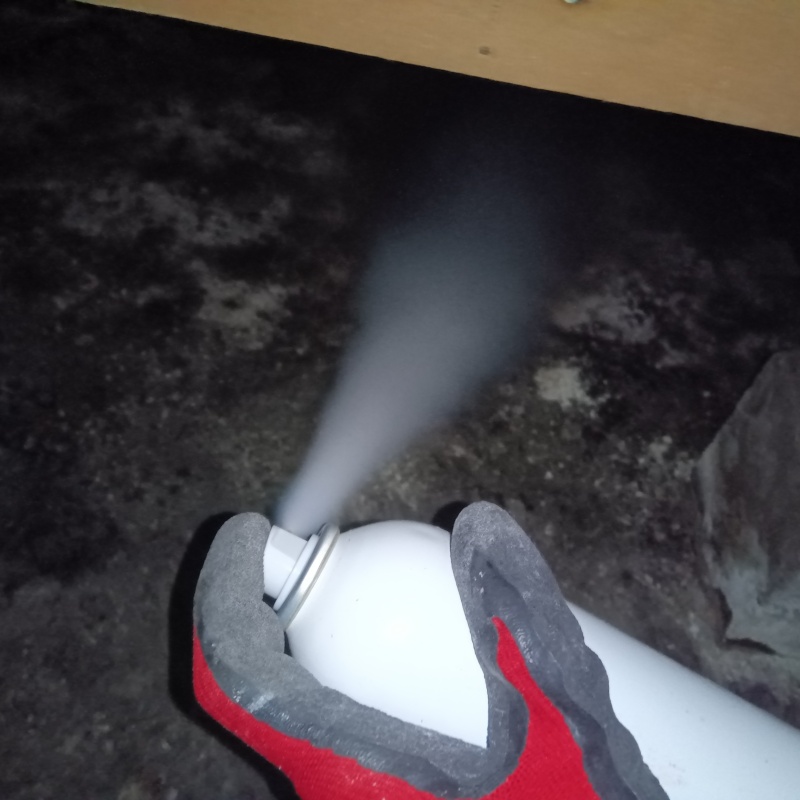 床下に忌避スプレーを散布