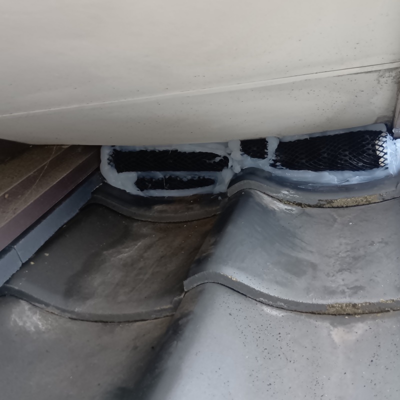 屋根のすき間を封鎖