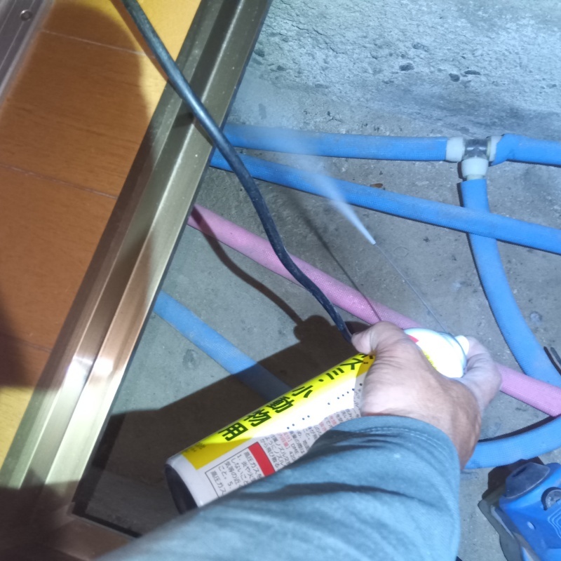 床下に忌避スプレーを散布