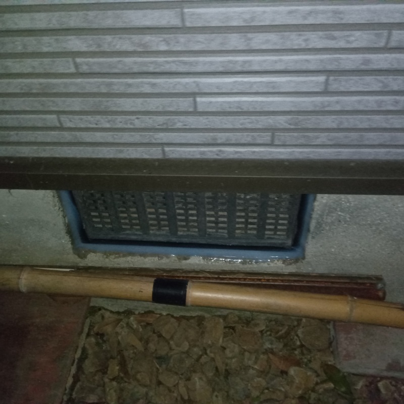 床下換気口のすき間を封鎖