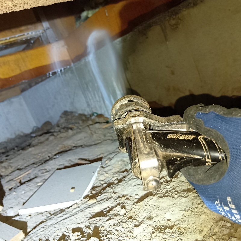 床下の木材に防蟻剤を散布