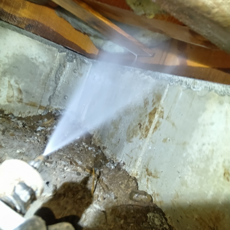 床下の木材に防蟻剤を散布