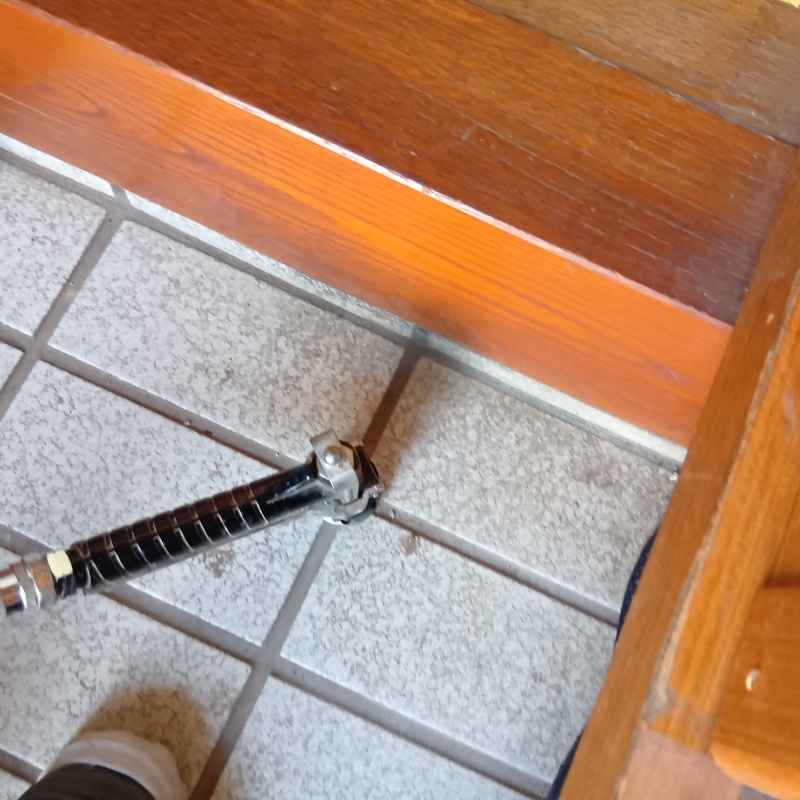 床に穴を開けて防蟻剤を注入