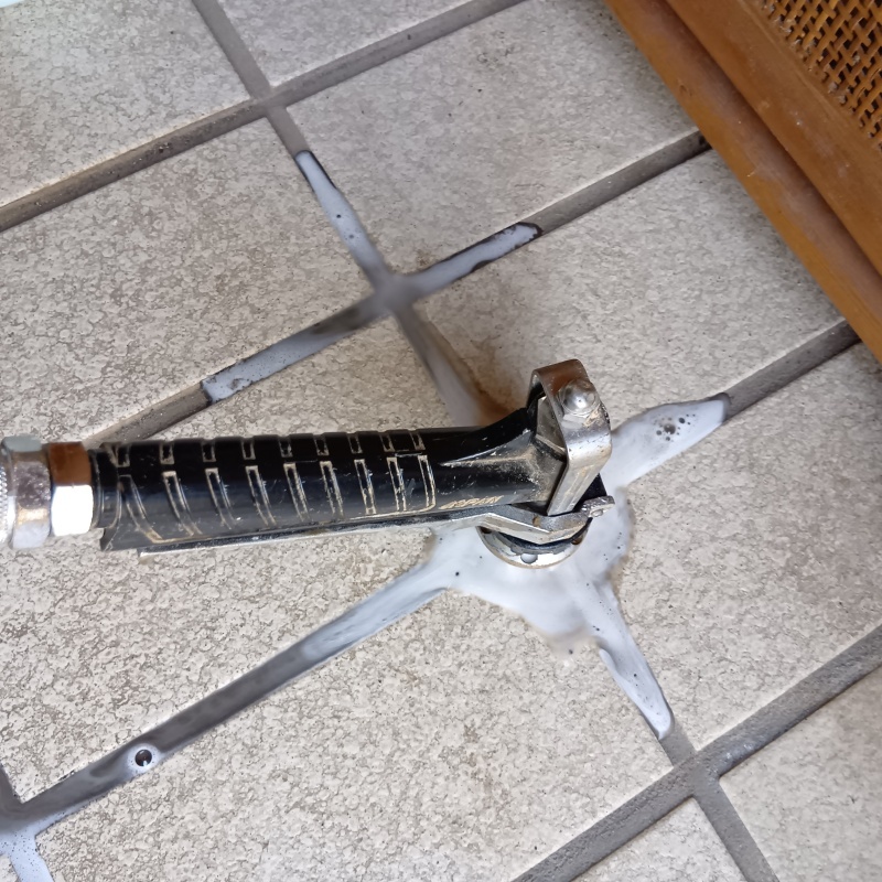 床に穴を開けて防蟻剤を注入