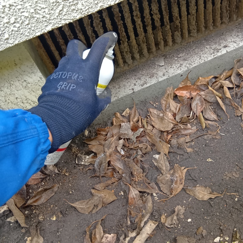 床下換気口のすき間から忌避スプレーを散布