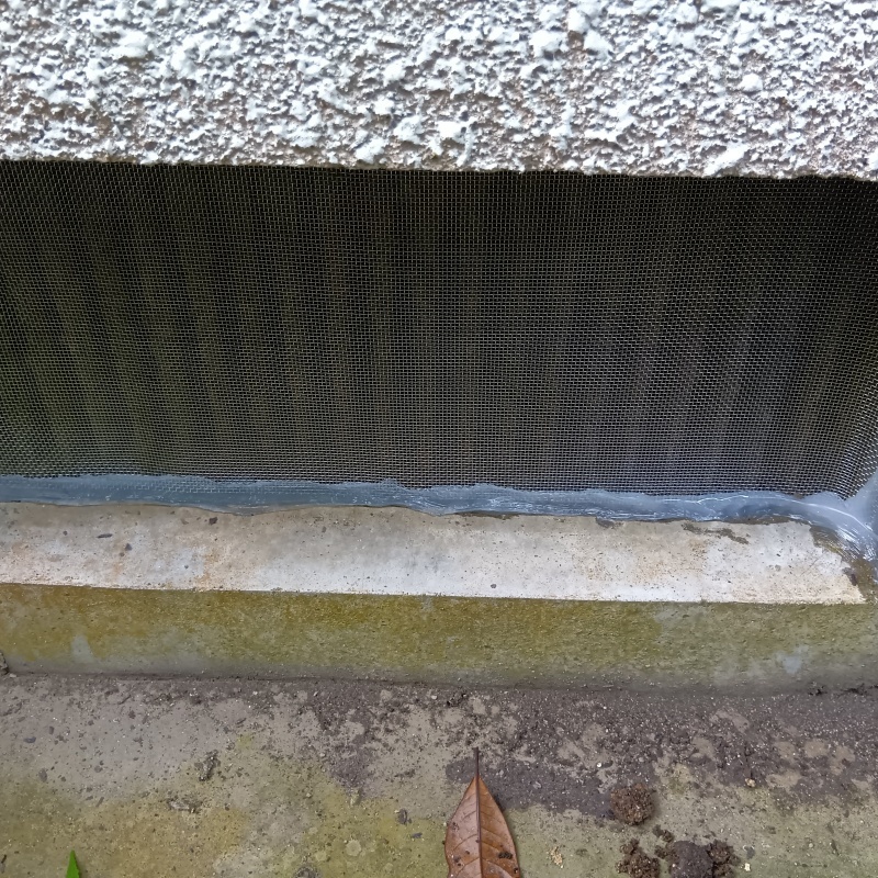 床下換気口のすき間を封鎖