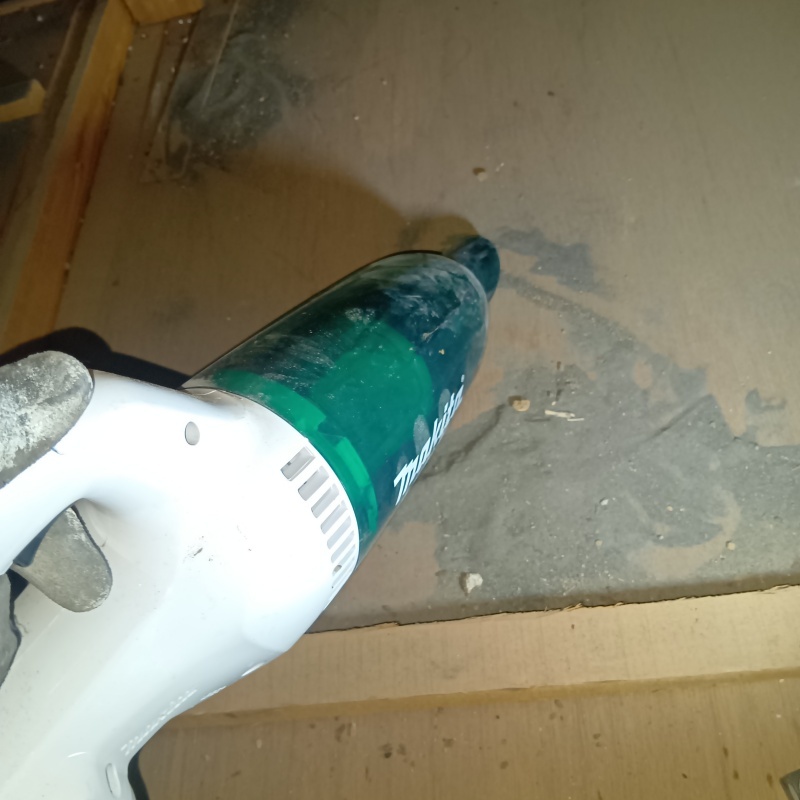 掃除機でフンを清掃する様子