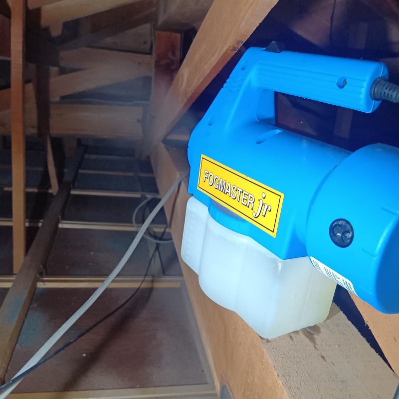 噴霧器で薬剤を散布