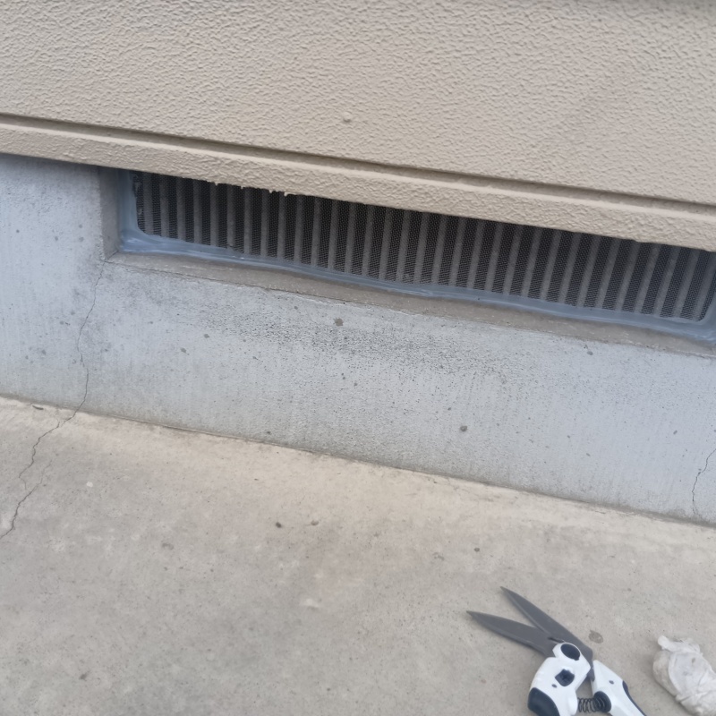 床下換気口のすき間を封鎖